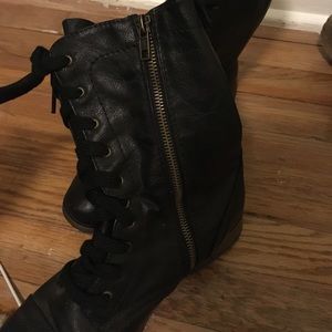 « Grunge » boots black.